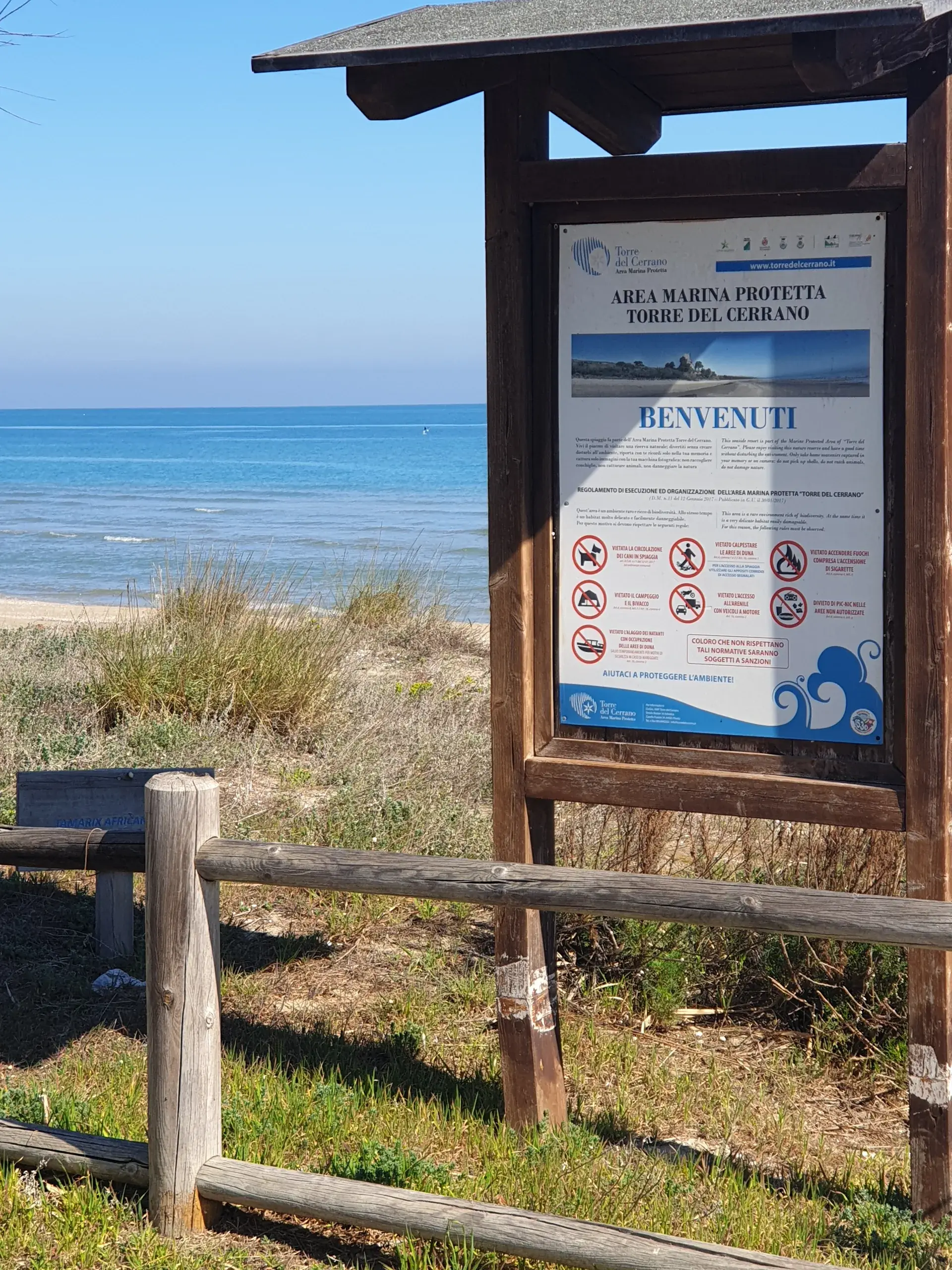 Il cartello di benvenuto dell’Area Marina Protetta Torre del Cerrano sulle dune