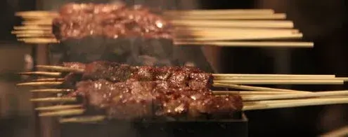 Arrosticini abruzzesi infilzati negli spiedini di legno