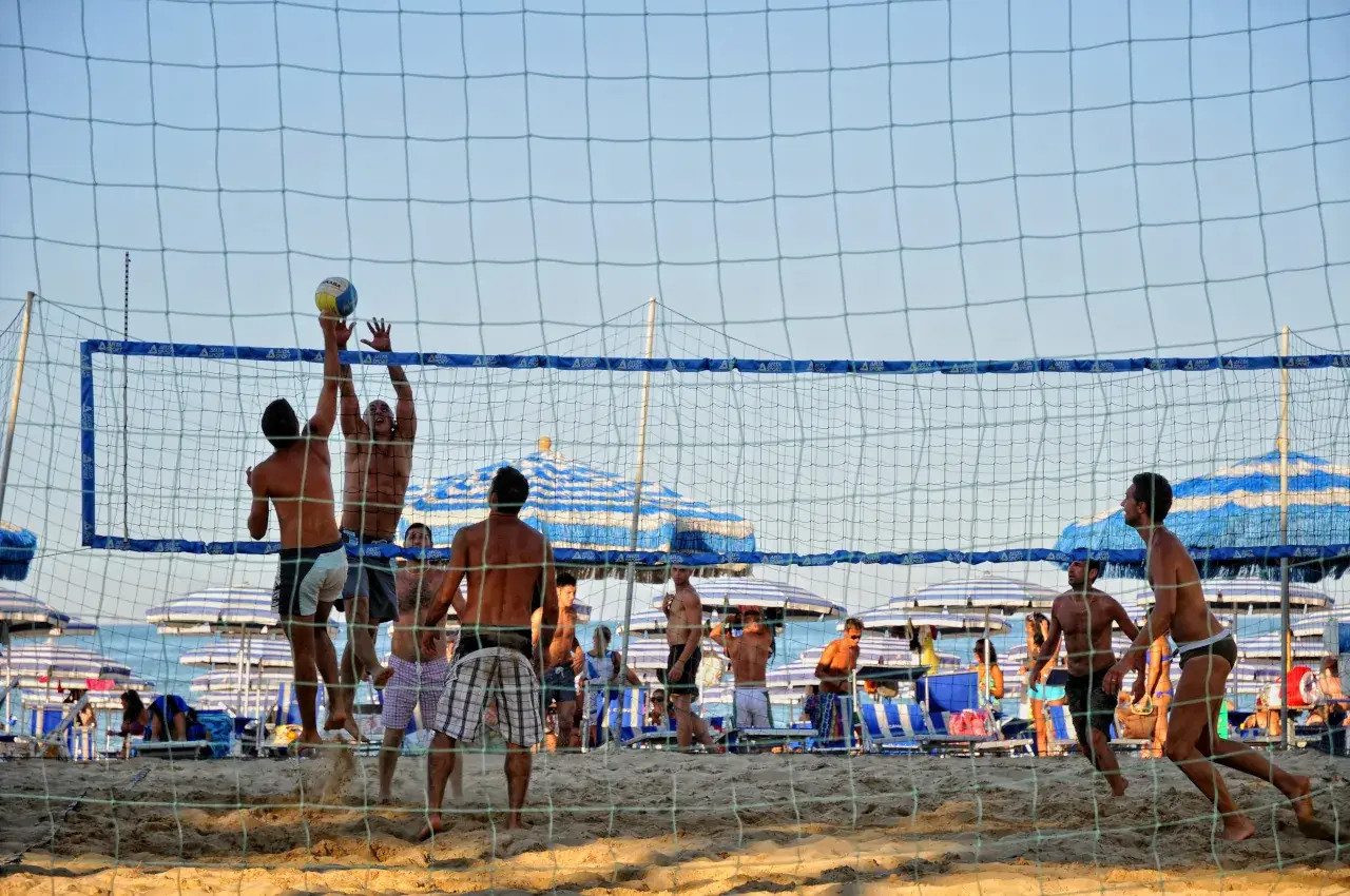Una partita di beach volley sulla spiaggia di Pineto