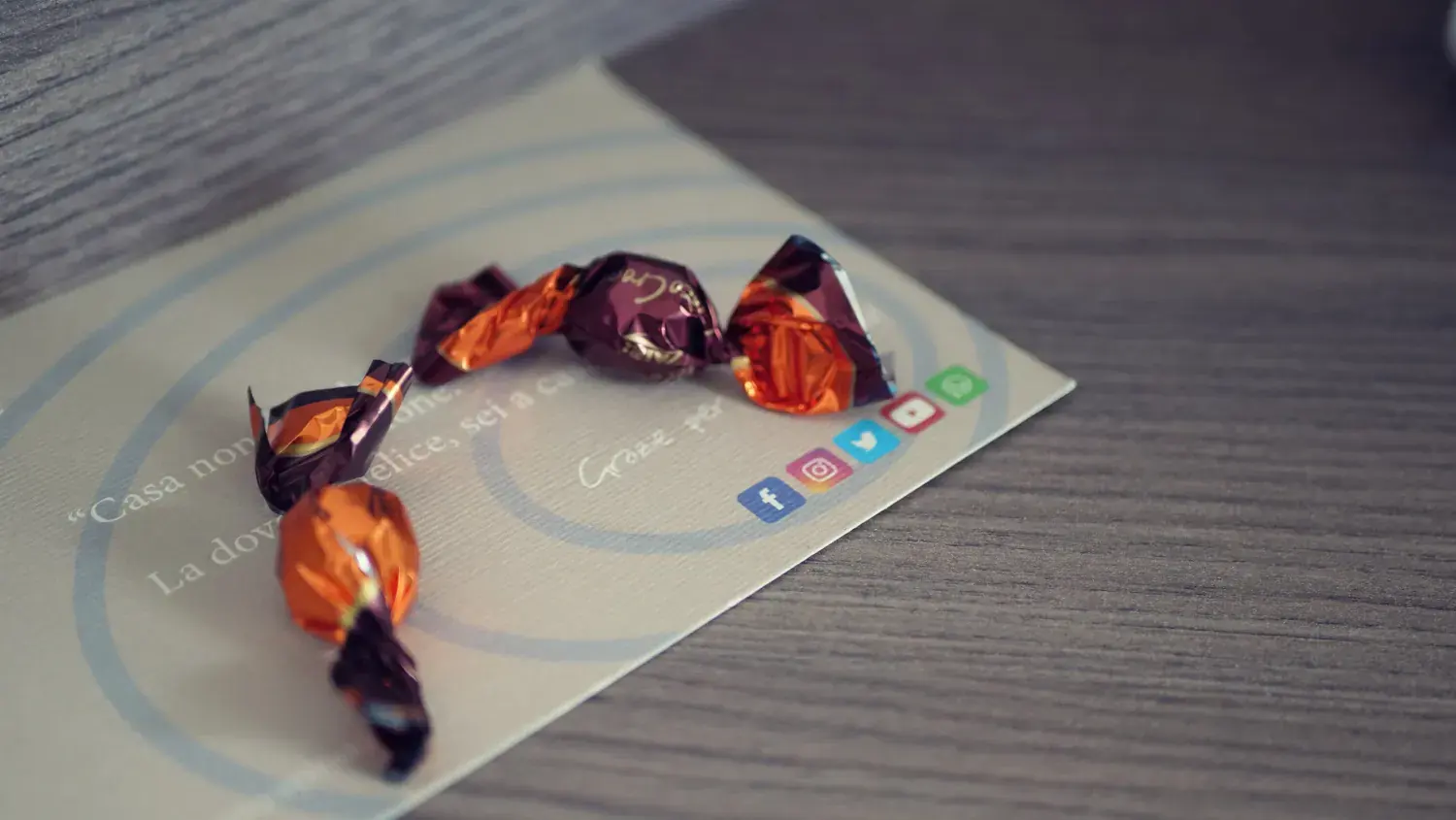 Il biglietto di benvenuto con i cioccolatini per gli ospiti del Miramare Hotel di Pineto