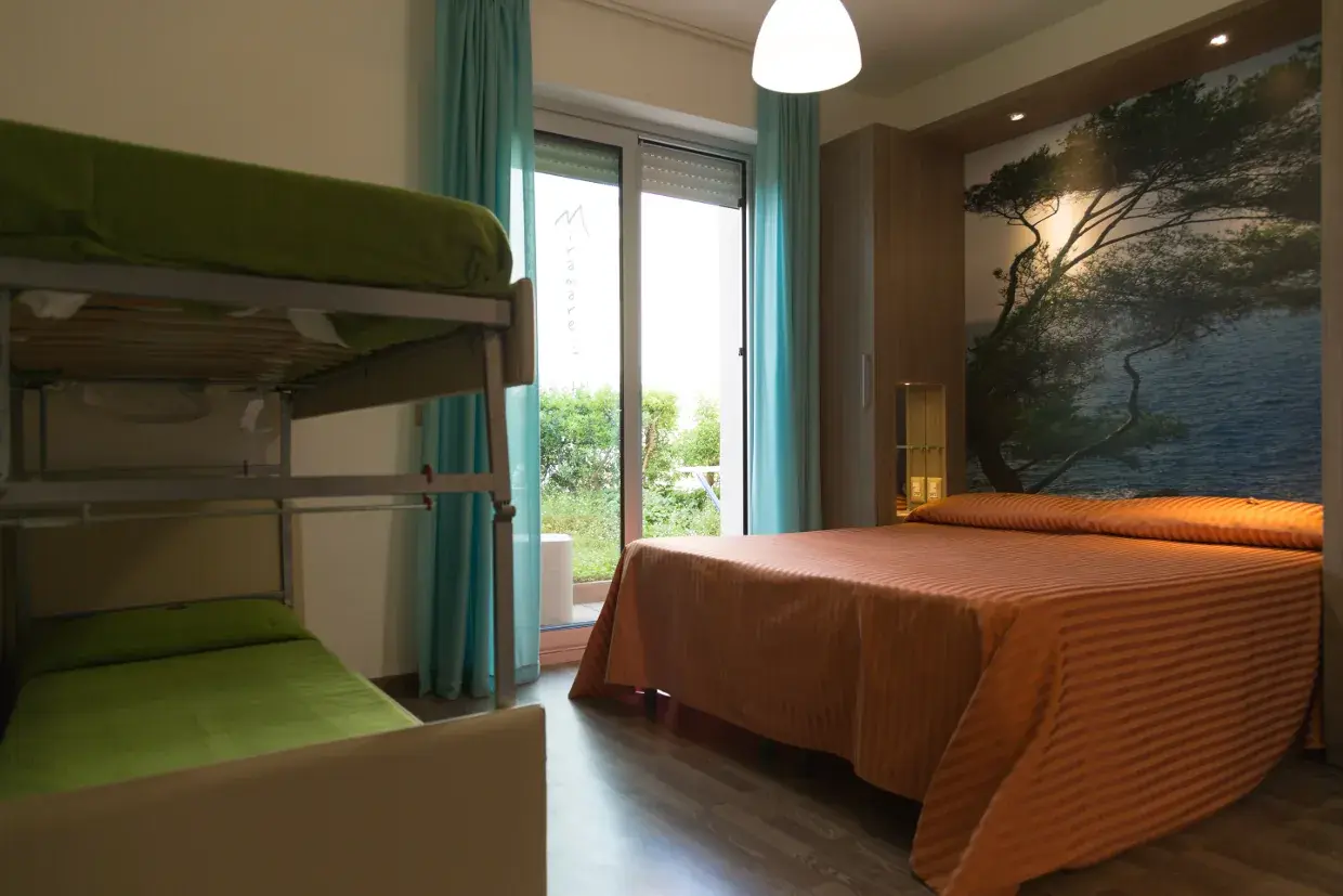 Camera quadrupla family del Miramare Hotel di Pineto, con letto a castello per i bambini