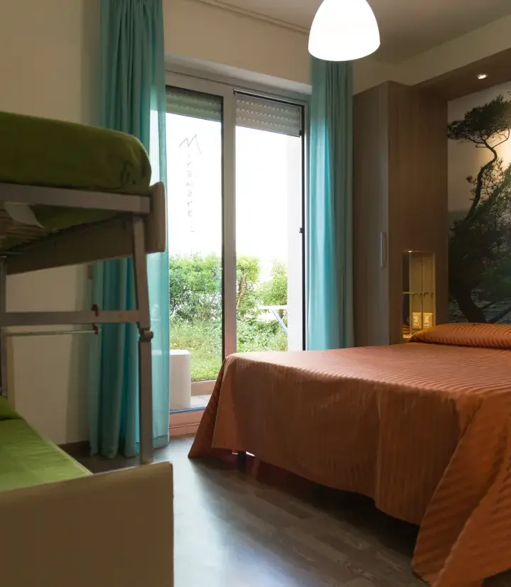 Camera quadrupla family del Miramare Hotel di Pineto, con letto a castello per i bambini