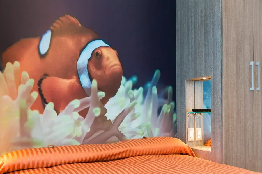 Camera tripla comfort del Miramare Hotel di Pineto, con il pesce pagliaccio dipinto a parete