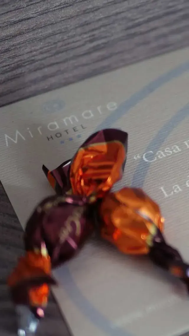 Cioccolatini di benvenuto sul biglietto del Miramare Hotel di Pineto