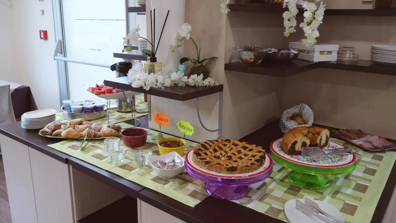 Il buffet della colazione del Miramare Hotel di Pineto, con dolci preparati ogni mattina