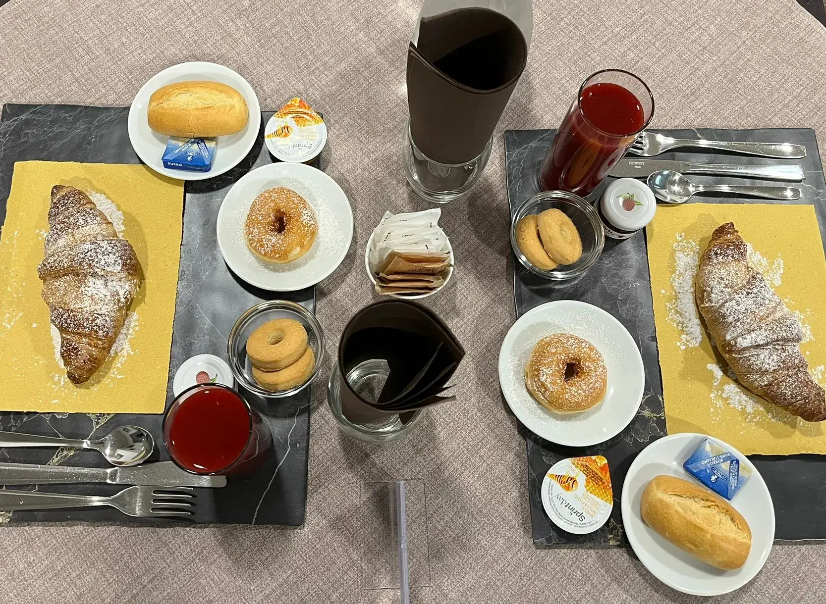 Cornetto, mini baguette, burro, marmellata e succo per la colazione del Miramare Hotel di Pineto