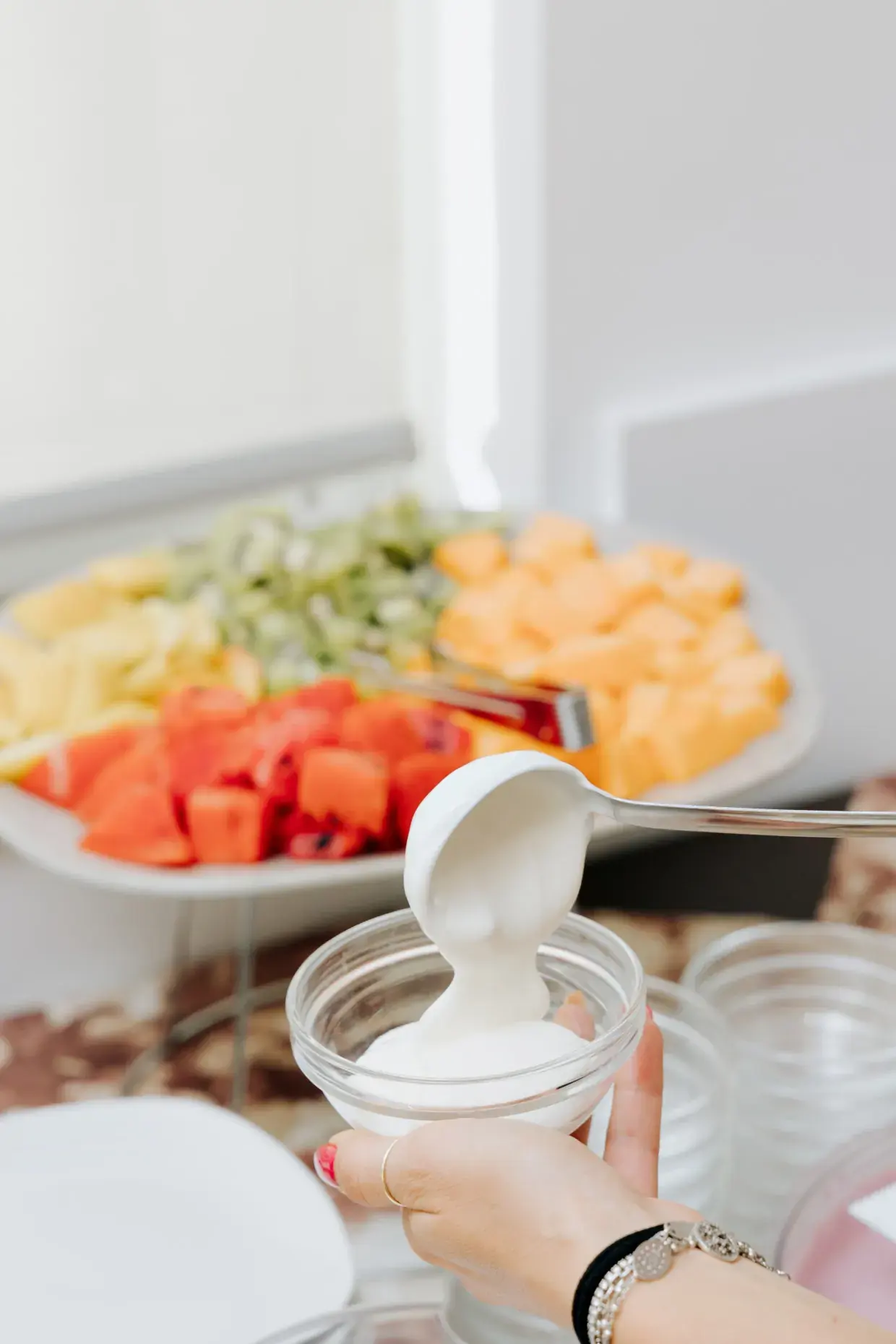 Yogurt e frutta fresca al buffet della colazione del Miramare Hotel di Pineto