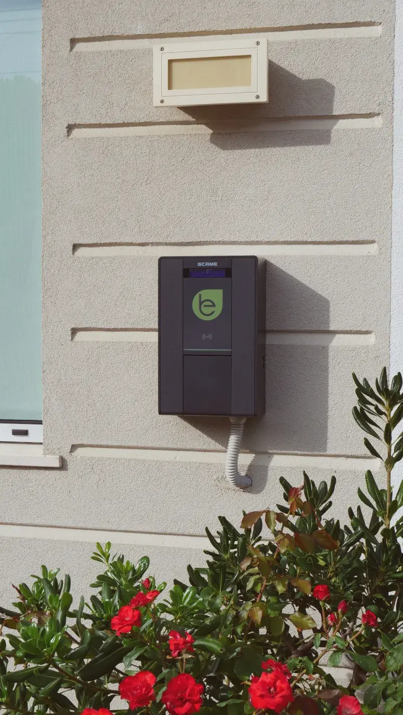 Colonnina di ricarica per auto elettriche installata presso il Miramare Hotel di Pineto