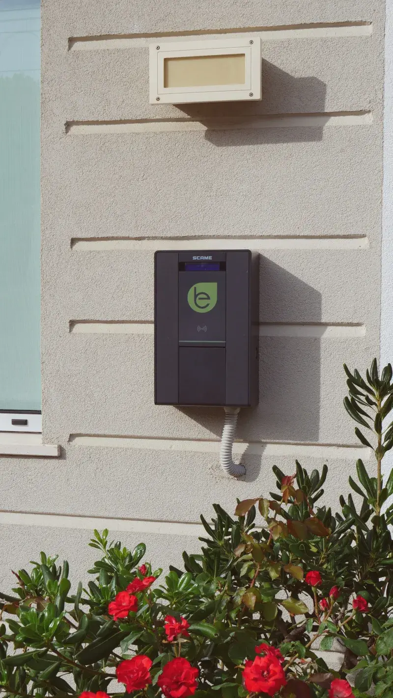 Colonnina di ricarica per auto elettriche installata presso il Miramare Hotel di Pineto
