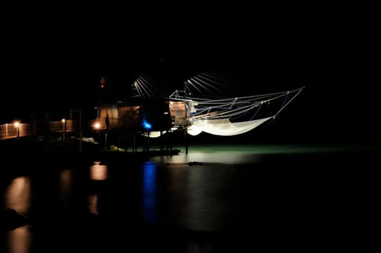 Un trabocco illuminato di notte sulla Costa dei Trabocchi