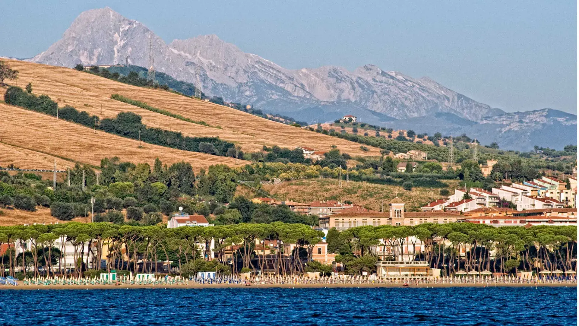 La costa di Pineto vista dal mare, dieci chilometri a sud di Roseto