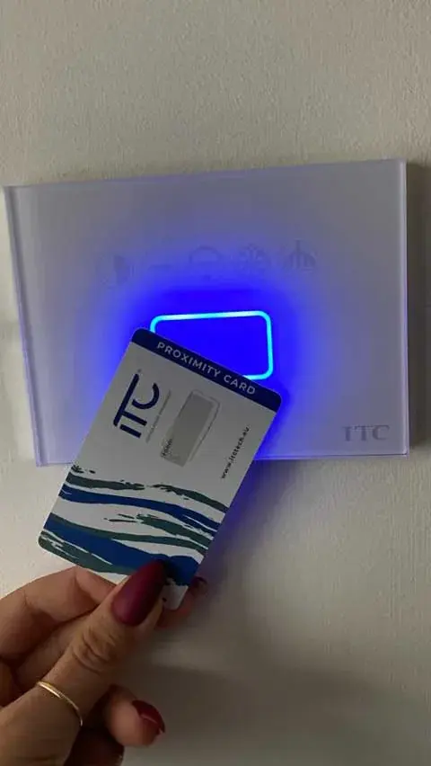 La chiave elettronica sul lettore che attiva la domotica in camera