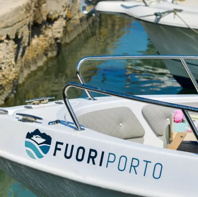 La prua di una barca di Fuoriporto ormeggiata
