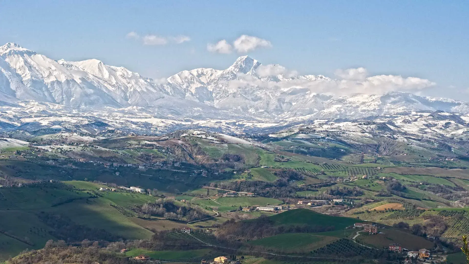 Il Gran Sasso innevato sopra le colline dell’entroterra abruzzese
