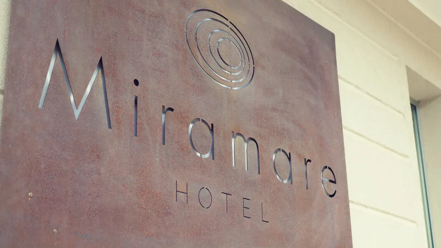 L’insegna del Miramare Hotel su una parete