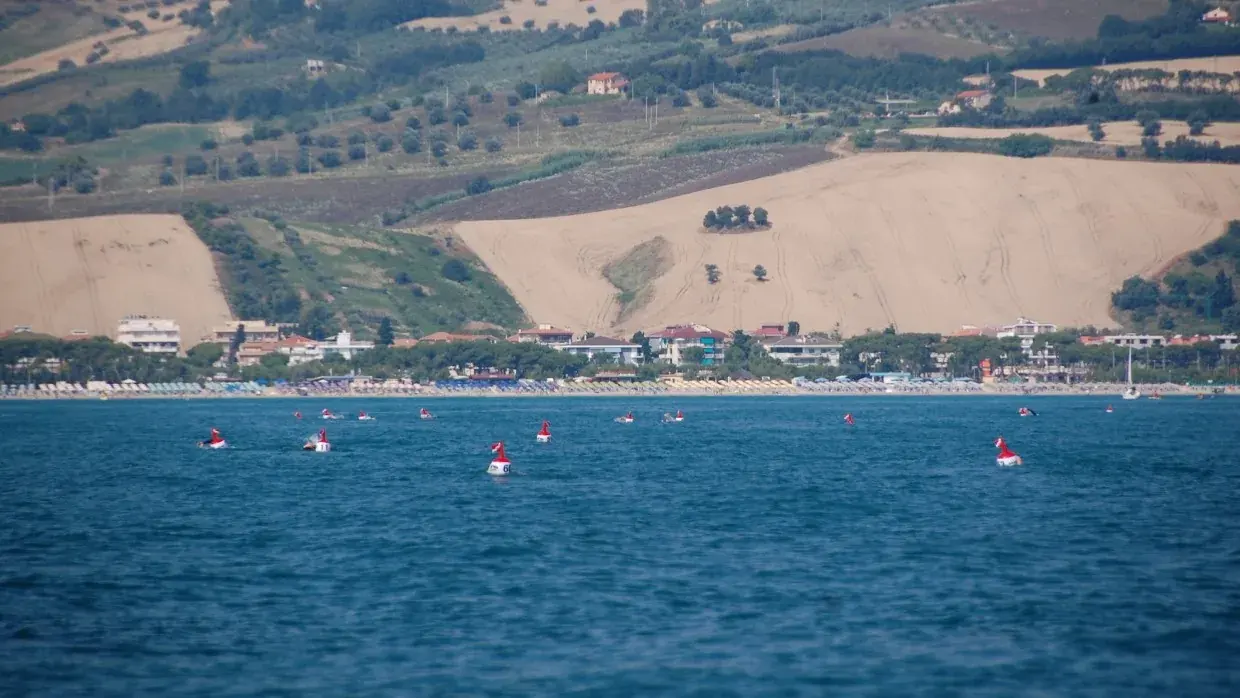 Il mare Adriatico davanti a Pineto, con la costa e le colline alle spalle