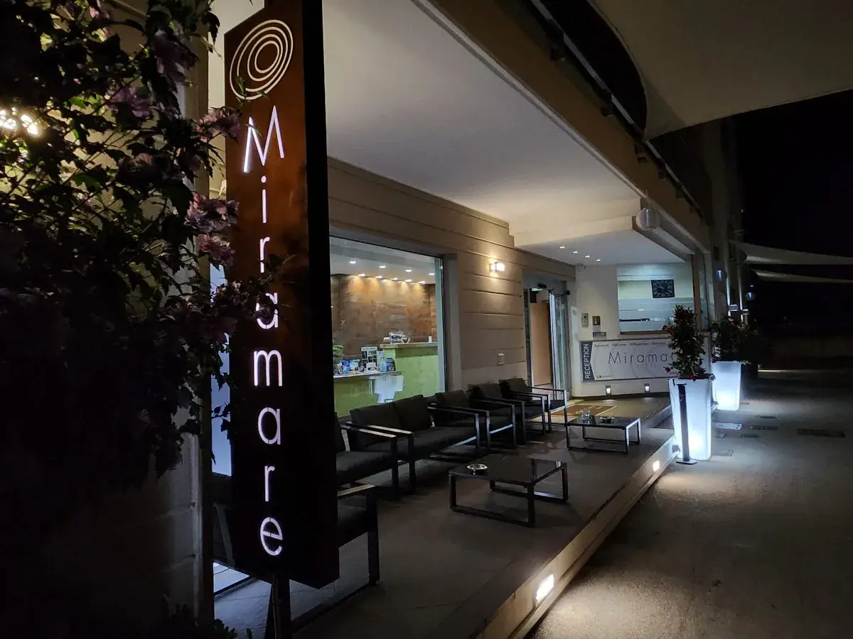 L’insegna del Miramare Hotel di Pineto illuminata di sera