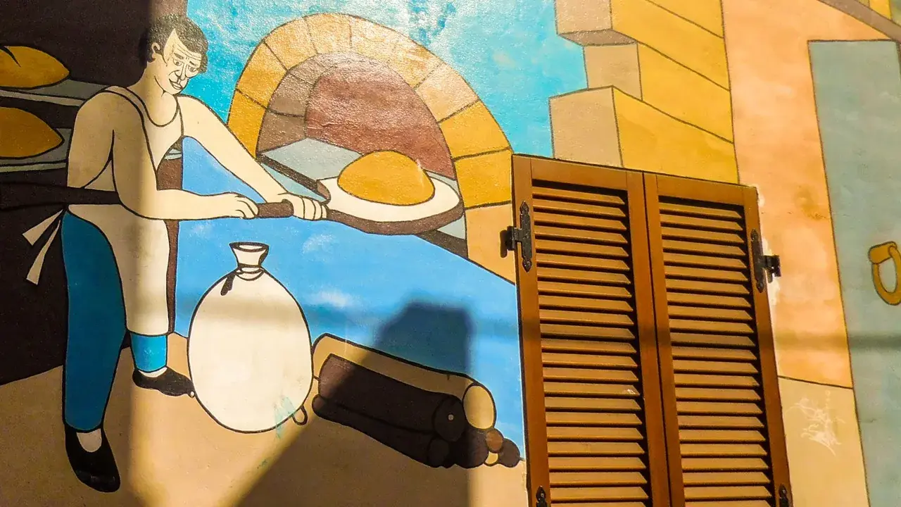 Un murales nel borgo di Mutignano, sulla collina di Pineto
