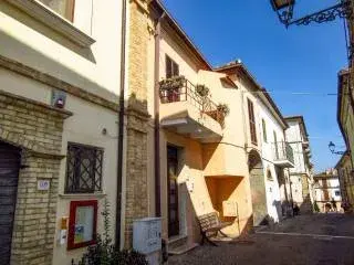 Una via del borgo di Mutignano, tra case in mattoni e intonaco