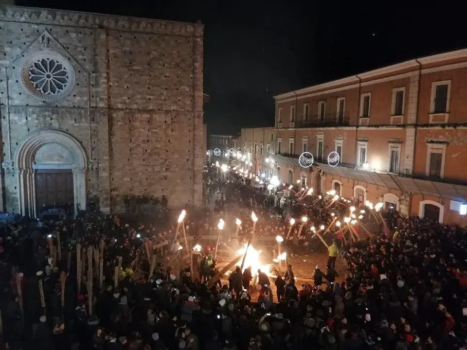 La folla e i faugni accesi nella piazza davanti alla cattedrale di Atri