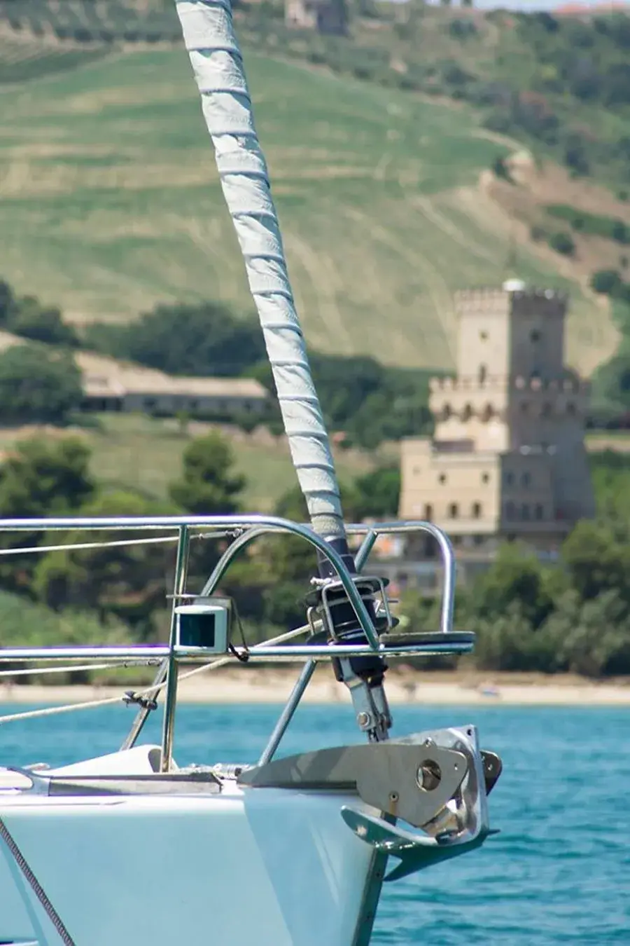 Le colline delle Terre del Cerrano viste dal mare, tra la costa e l’entroterra