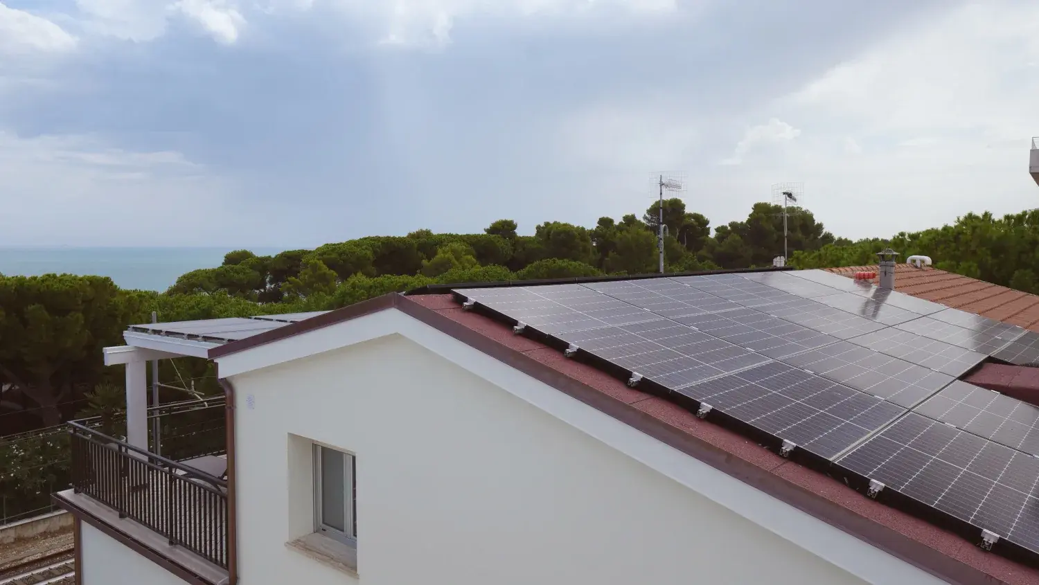 Pannelli fotovoltaici sul tetto del Miramare Hotel di Pineto
