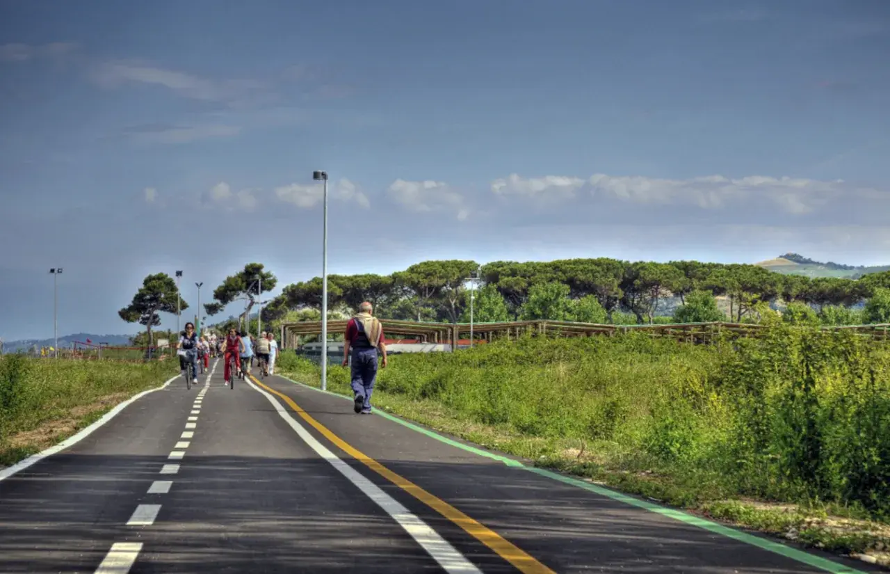 La pista ciclabile della Ciclovia Adriatica che collega Pineto a Roseto degli Abruzzi lungo la costa