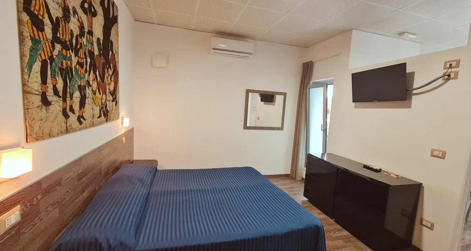 La camera da letto di un bilocale del Miramare Residence a Pineto