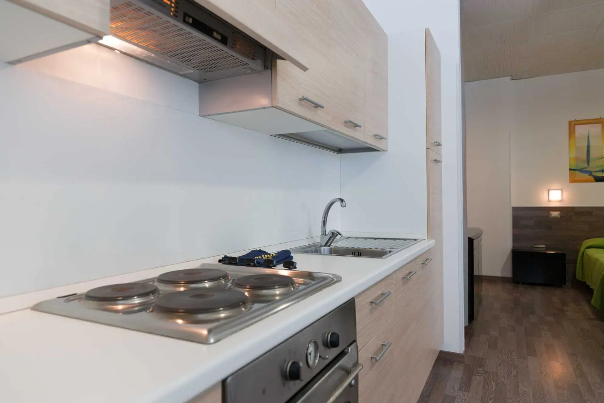 La cucina con piano cottura di un bilocale del Miramare Residence