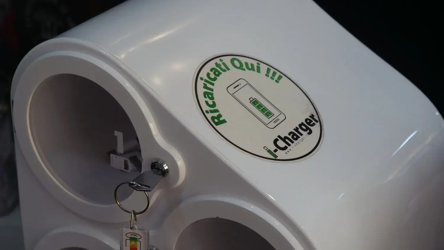 La colonnina “Ricaricati qui” per auto e bici elettriche