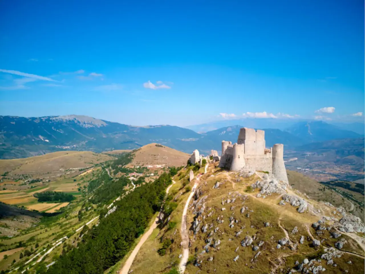 La rocca di Calascio vista dall’alto, con i monti sullo sfondo