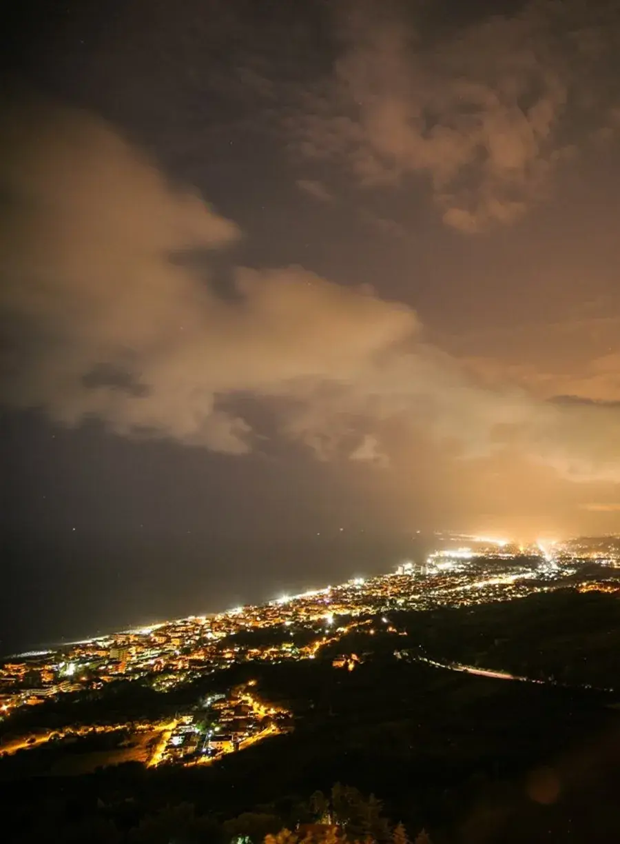 Le luci della costa di Silvi Marina di sera, viste dalla collina