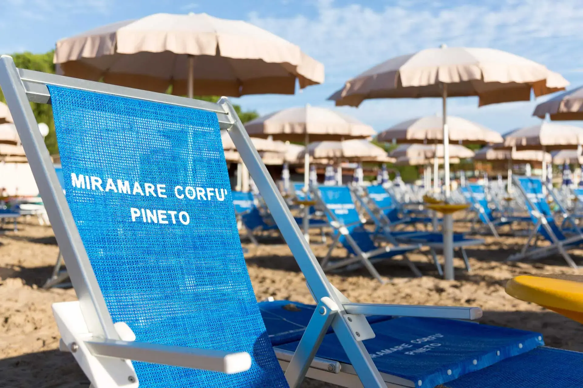 Il Lido Corfù dell’hotel a Pineto, con ombrellone e sdraio inclusi