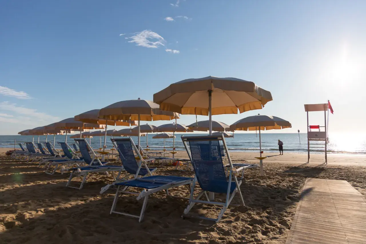 Ombrelloni e lettini sulla spiaggia del Lido Corfù a Pineto