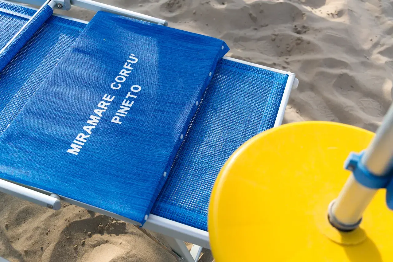 Ombrellone e lettini riservati agli ospiti dell’hotel al Lido Miramare Corfù di Pineto