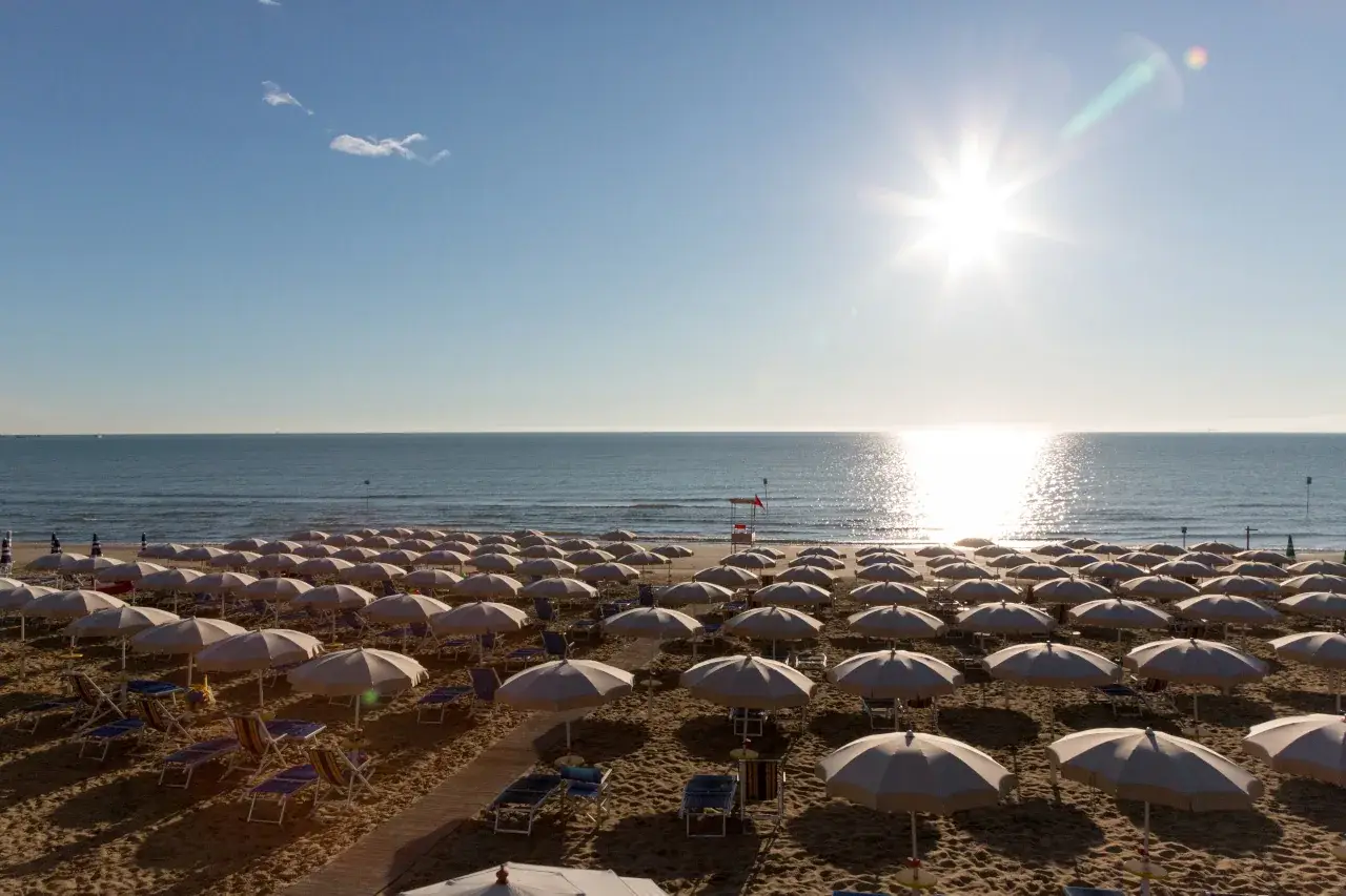 La spiaggia di Pineto davanti all’hotel, venti chilometri a nord di Montesilvano