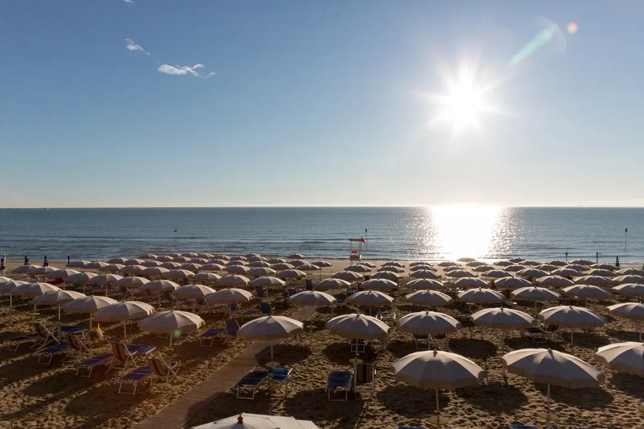 La spiaggia di Pineto davanti all’hotel, venti chilometri a nord di Montesilvano