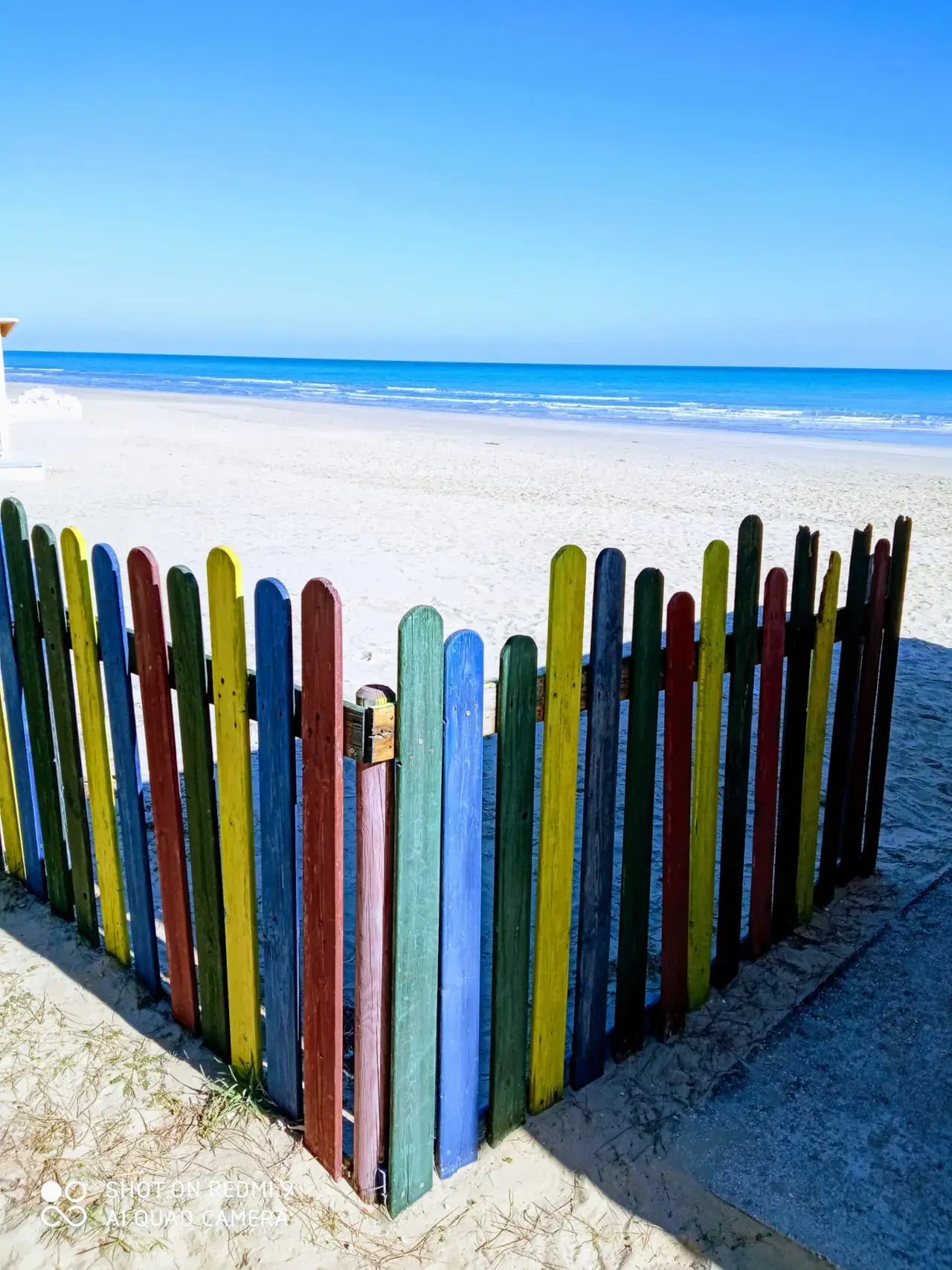Una staccionata di legno colorata sulla spiaggia di Pineto