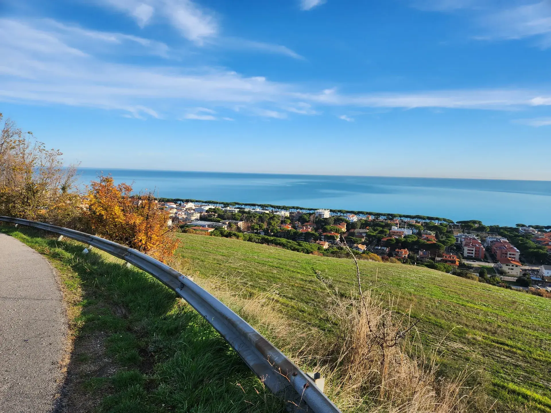 Una strada di collina con vista sul mare, tra la costa e l’entroterra