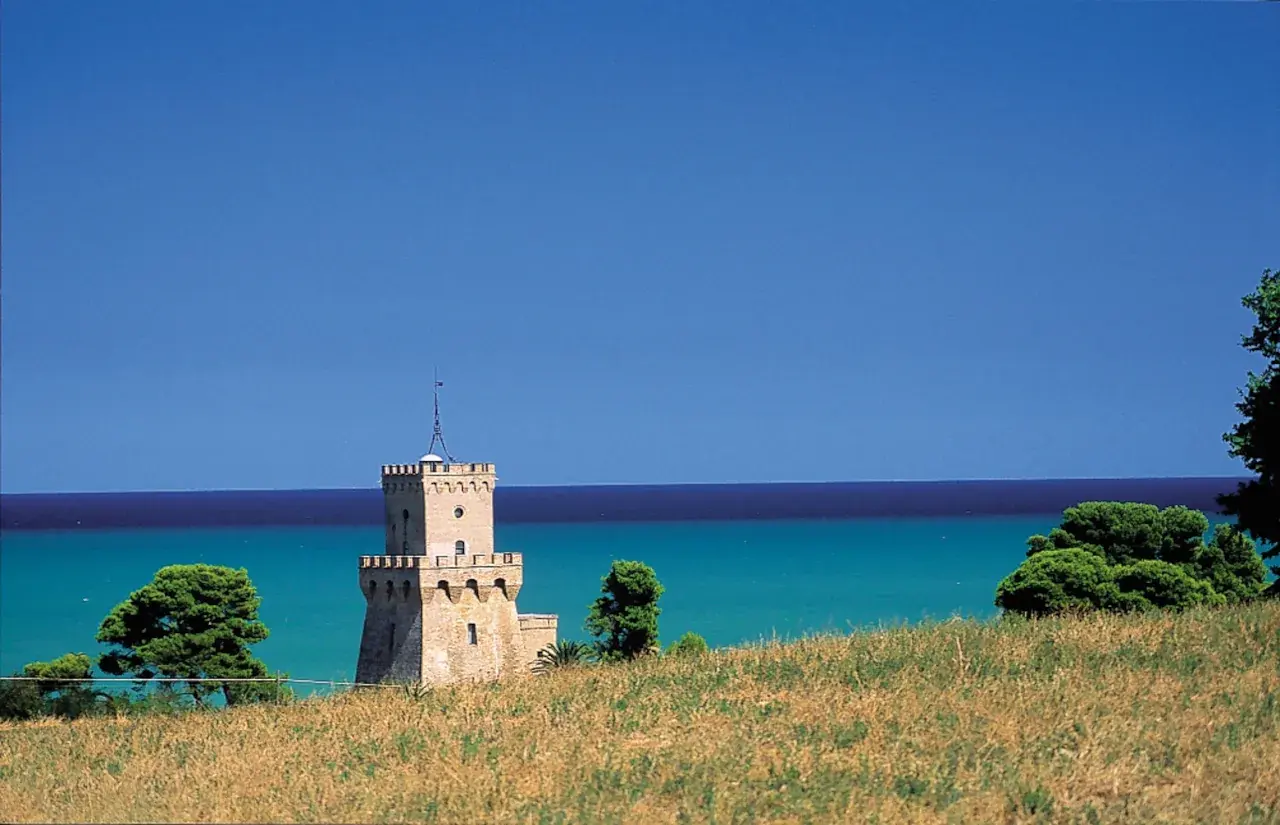 La Torre del Cerrano sul mare, sede dell’Area Marina Protetta tra Pineto e Silvi