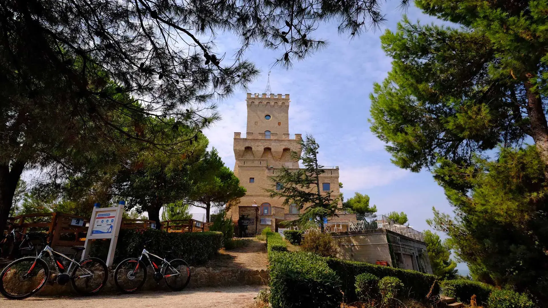 La Torre del Cerrano tra i pini, con le biciclette all’ingresso