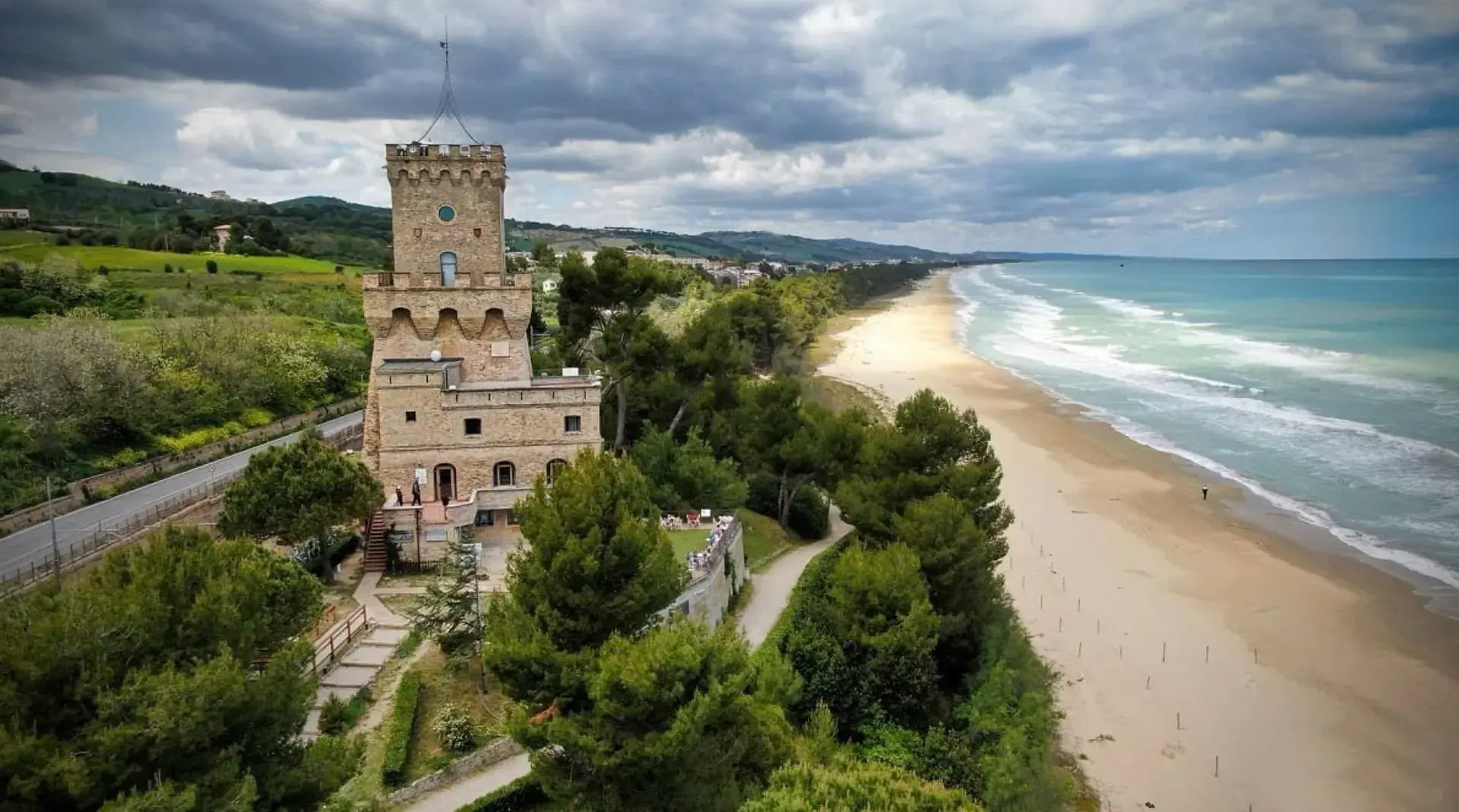 La torre cinquecentesca del Cerrano tra la pineta e la spiaggia, sede dell’Area Marina Protetta