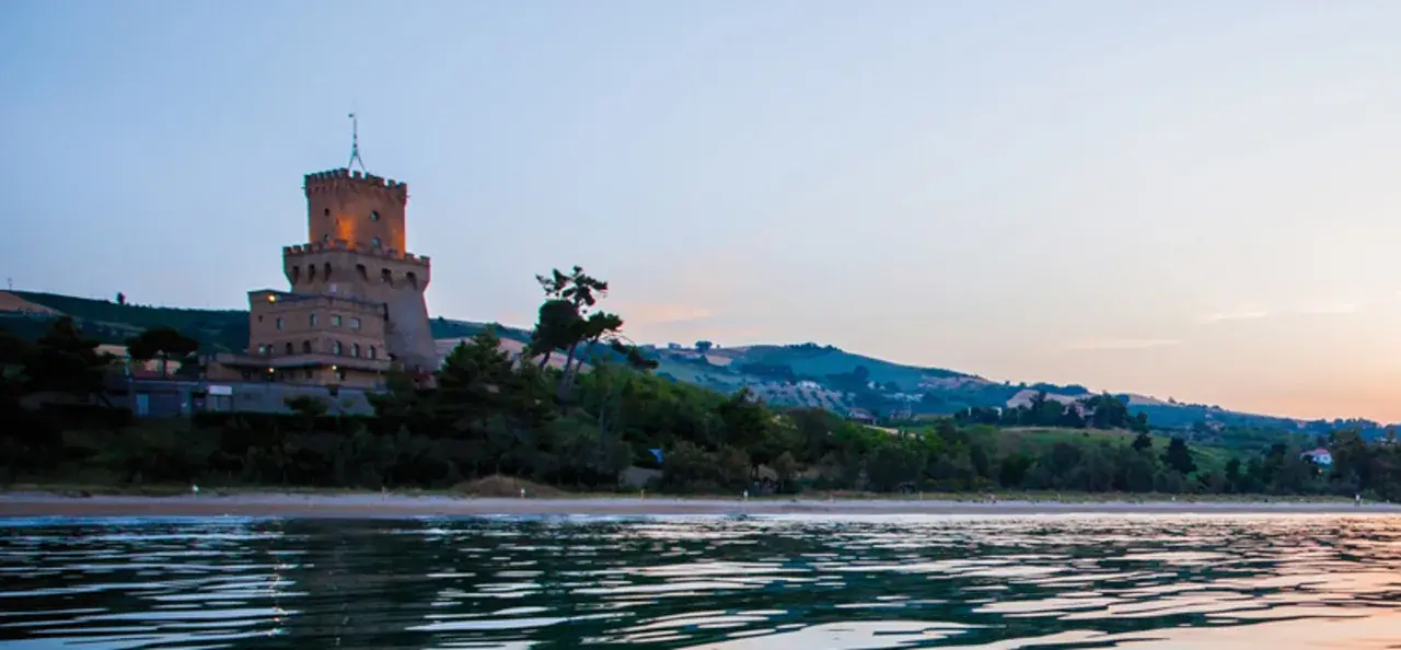 La Torre del Cerrano vista dal mare al tramonto