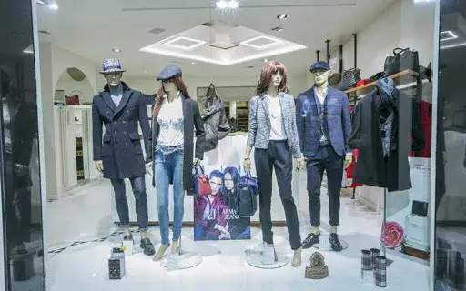 La vetrina di un negozio di abbigliamento con i manichini