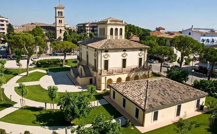Villa Filiani e il suo giardino visti dall’alto, con il campanile sullo sfondo